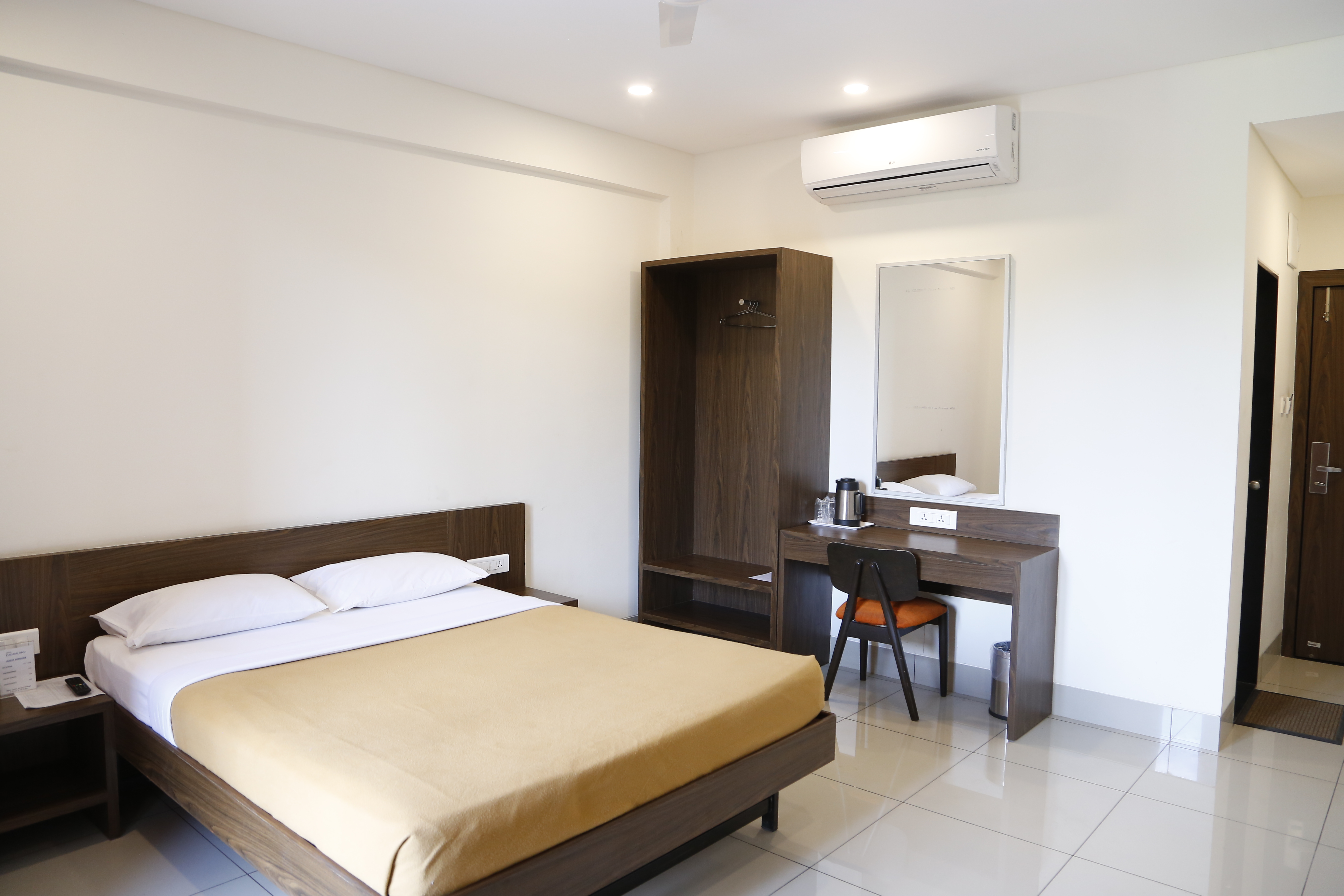 dreamland-hotel-shirdi-deluxe-room