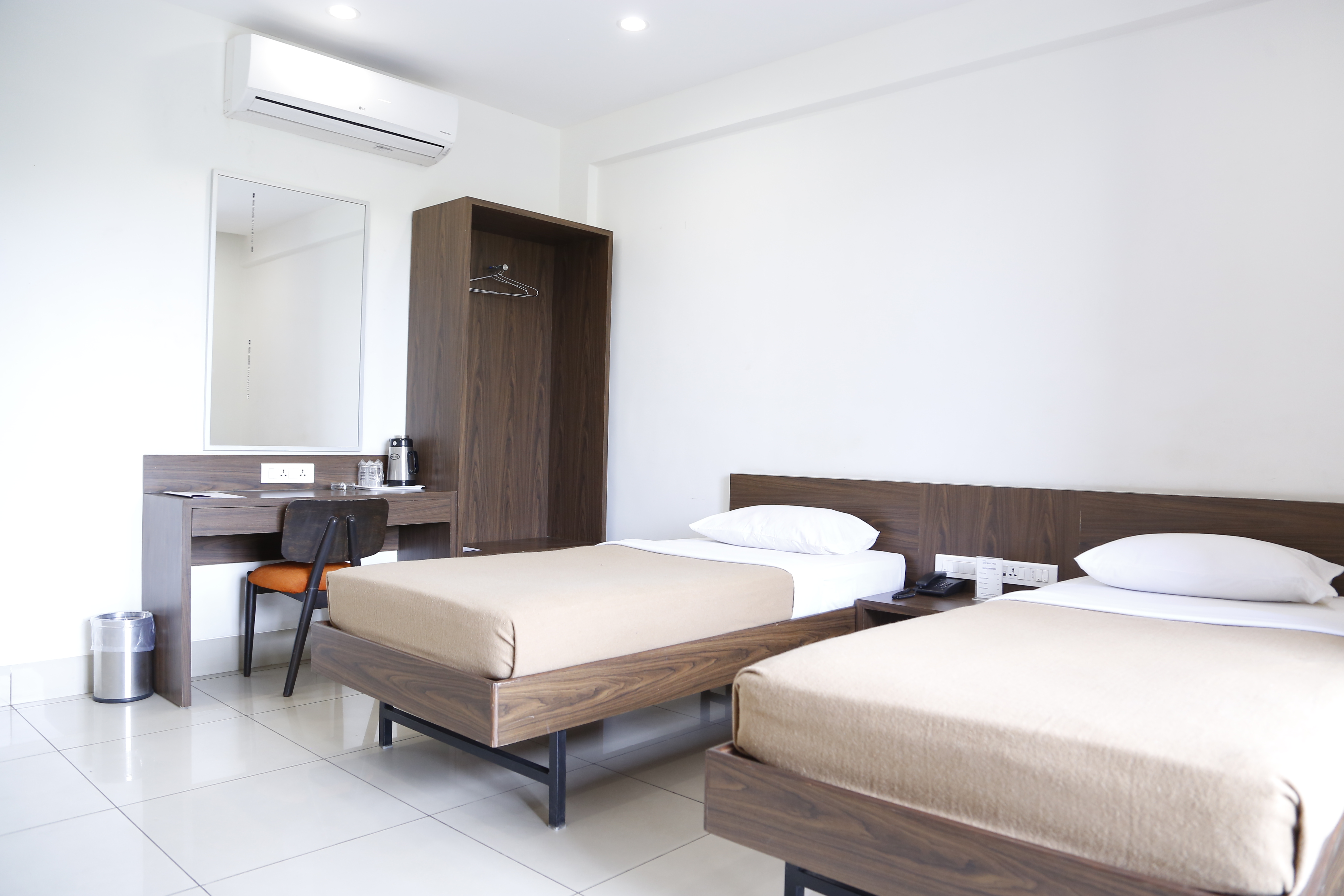 dreamland-hotel-shirdi-deluxe-room