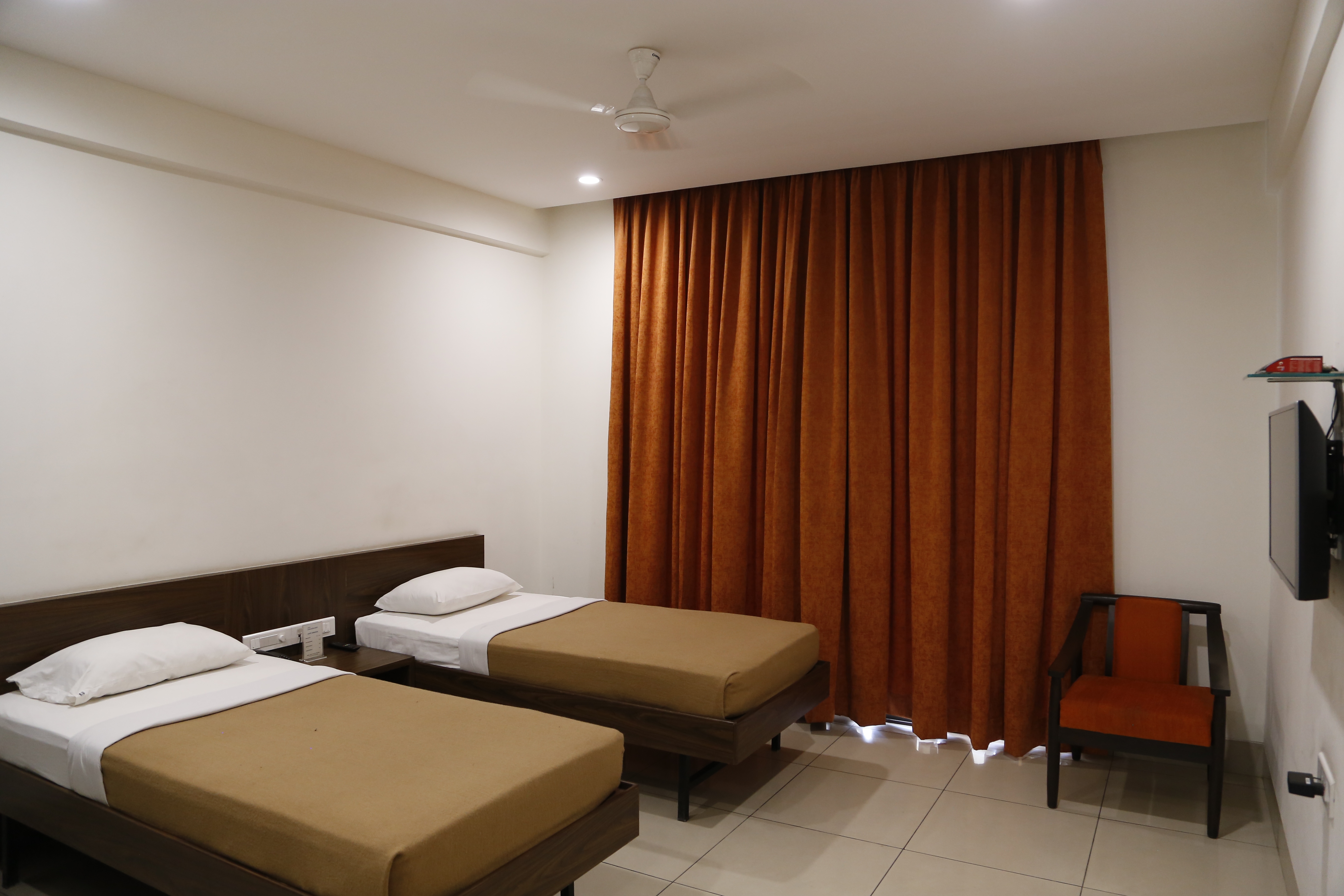 dreamland-hotel-shirdi-executive-family-room